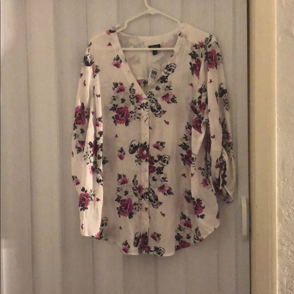 Lightweight Torrid skull/flower blouse